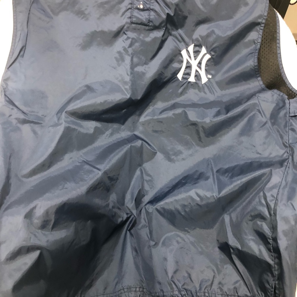 Sleeveless pull over windbreaker